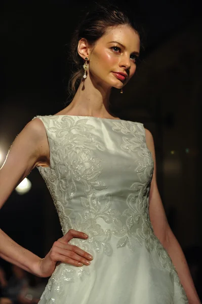 Model walks the runway during Oleg Cassini Spring 2015 Bridal collection — Stock Photo, Image