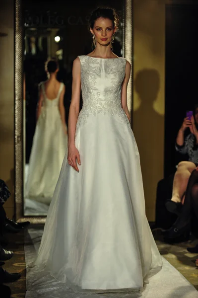 Model walks the runway during Oleg Cassini Spring 2015 Bridal collection — Stock Photo, Image