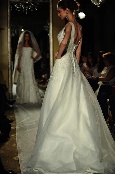 Model walks the runway during Oleg Cassini Spring 2015 Bridal collection — Stock Photo, Image