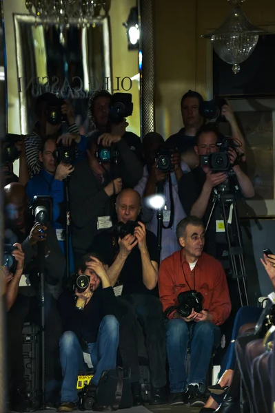 Fotógrafos en la plataforma durante la Oleg Cassini Primavera 2015 Colección nupcial — Foto de Stock