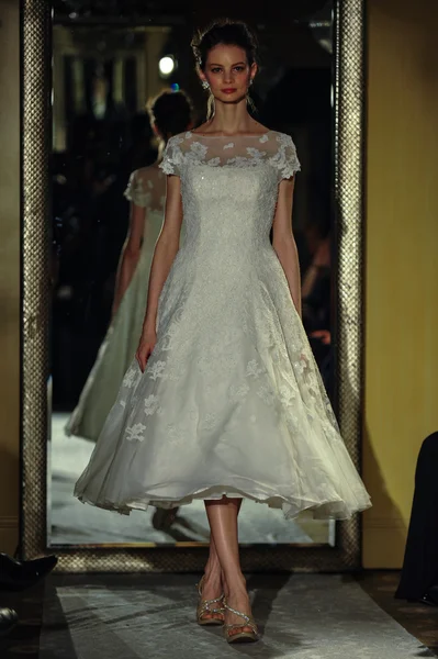 Model walks the runway during Oleg Cassini Spring 2015 Bridal collection — Stock Photo, Image