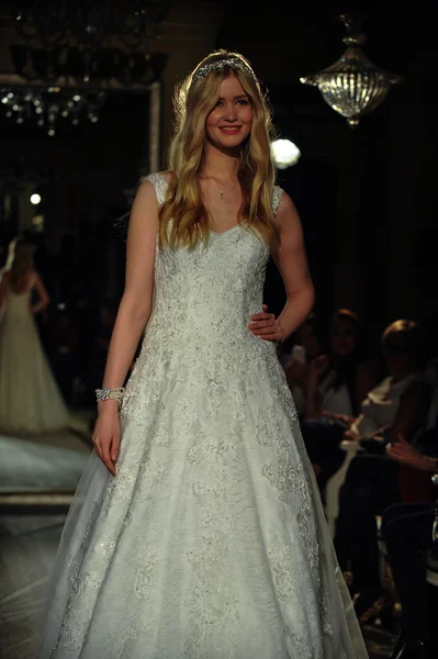 Model walks the runway during Oleg Cassini Spring 2015 Bridal collection — Stock Photo, Image