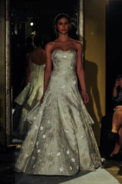 Model walks the runway during Oleg Cassini Spring 2015 Bridal collection — Stock Photo, Image