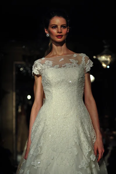 Modèle marche sur la piste pendant Oleg Cassini Printemps 2015 Collection mariée — Photo