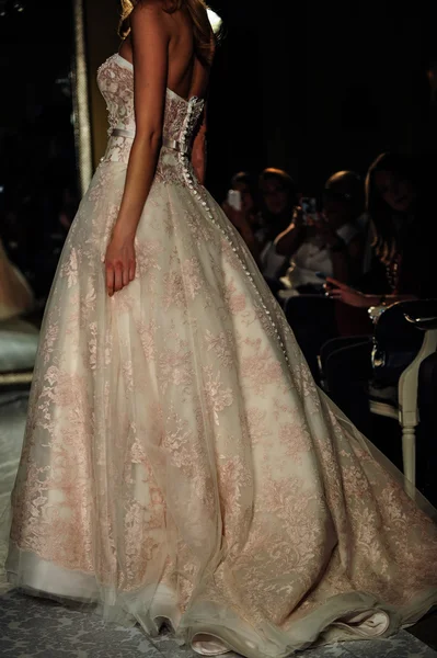 Modello cammina sulla pista durante Oleg Cassini Primavera 2015 Collezione Sposa — Foto Stock