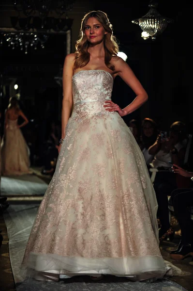 Model walks the runway during Oleg Cassini Spring 2015 Bridal collection — Stock Photo, Image