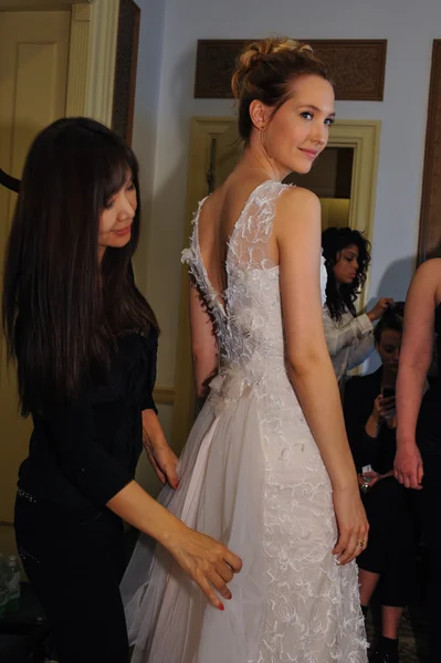 Model krijgt klaar achter de schermen voor het jenny lee voorjaar 2015 bruids collectie Toon — Stockfoto