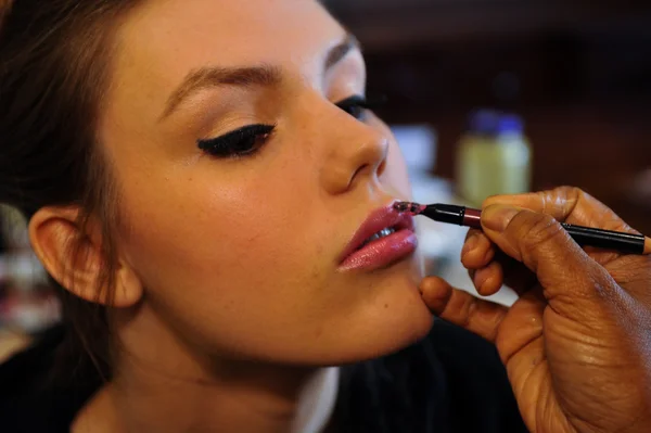 Model gets ready backstage before the Jenny Lee Spring 2015 Bridal collection show — Stock Photo, Image