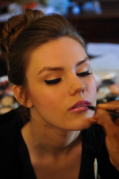 Model gets ready backstage before the Jenny Lee Spring 2015 Bridal collection show — Stock Photo, Image