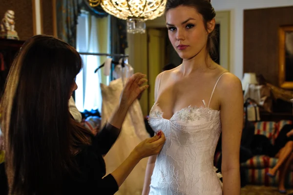 Model gets ready backstage before the Jenny Lee Spring 2015 Bridal collection show — Stock Photo, Image