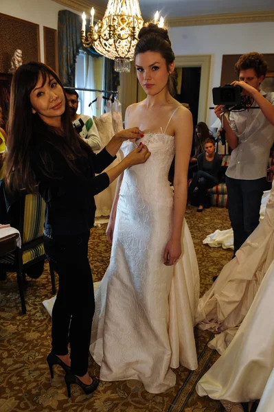 Model bereitet sich backstage vor der Brautkollektionsshow von Jennifer Lee im Frühjahr 2015 vor — Stockfoto