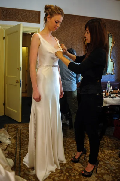 Model gets ready backstage before the Jenny Lee Spring 2015 Bridal collection show — Stock Photo, Image