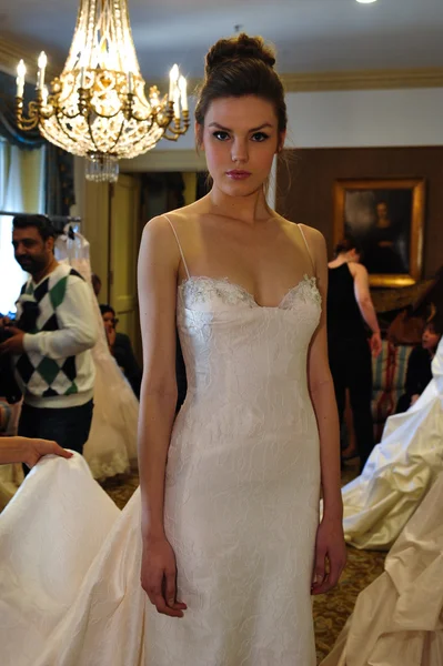 Le modèle se prépare dans les coulisses avant le spectacle de la collection Mariée de Jenny Lee Printemps 2015 — Photo