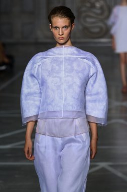 Modeli pist Mila Schon gösterisi sırasında yürür.