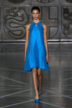 Modeli pist Mila Schon gösterisi sırasında yürür.