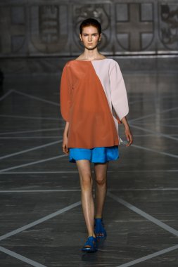 Modeli pist Mila Schon gösterisi sırasında yürür.