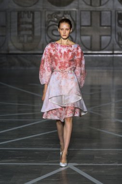 Modeli pist Mila Schon gösterisi sırasında yürür.