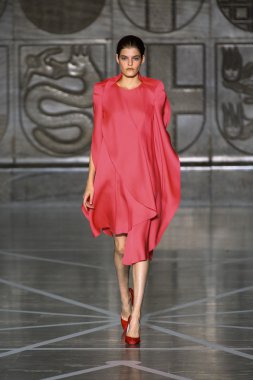 Modeli pist Mila Schon gösterisi sırasında yürür.