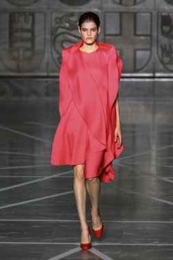 Modeli pist Mila Schon gösterisi sırasında yürür.