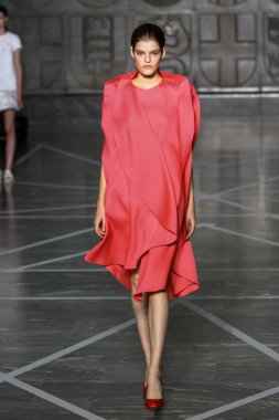 Modeli pist Mila Schon gösterisi sırasında yürür.