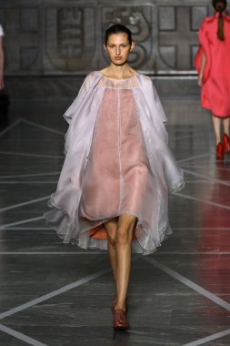 Modeli pist Mila Schon gösterisi sırasında yürür.