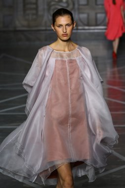 Modeli pist Mila Schon gösterisi sırasında yürür.