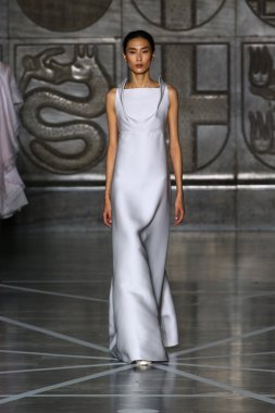 Modeli pist Mila Schon gösterisi sırasında yürür.