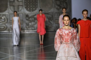 Modelleri pist Mila Schon gösterisi sırasında yürümek.