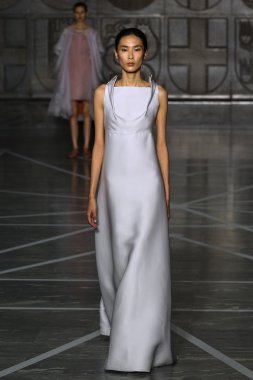 Modeli pist Mila Schon gösterisi sırasında yürür.