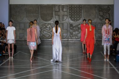 Modelleri pist Mila Schon gösterisi sırasında yürümek.