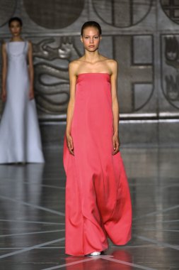 Modeli pist Mila Schon gösterisi sırasında yürür.