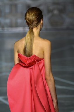 Modeli pist Mila Schon gösterisi sırasında yürür.