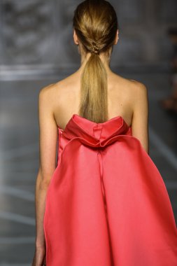 Modeli pist Mila Schon gösterisi sırasında yürür.