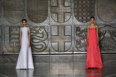 Modelleri pist Mila Schon gösterisi sırasında yürümek.