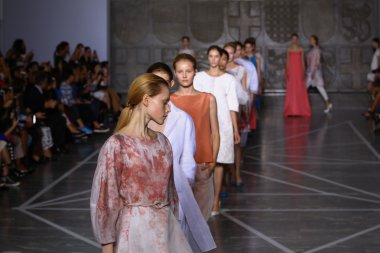 Modelleri pist finale Mila Schon gösterisi sırasında yürümek.