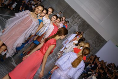 Modelleri pist finale Mila Schon gösterisi sırasında yürümek.