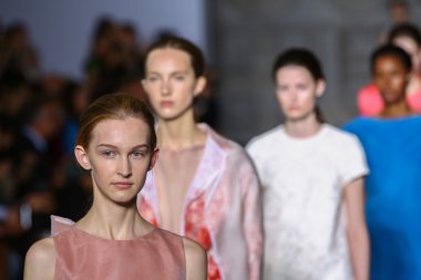 Modelleri pist finale Mila Schon gösterisi sırasında yürümek.