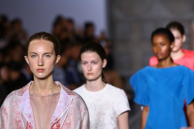 Modelleri pist finale Mila Schon gösterisi sırasında yürümek.