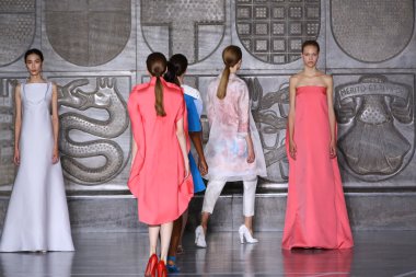 Modelleri pist finale Mila Schon gösterisi sırasında yürümek.