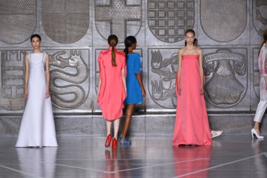 Modelleri pist finale Mila Schon gösterisi sırasında yürümek.