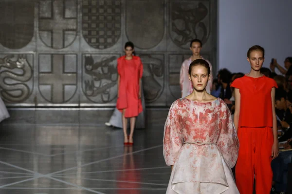 Modellen lopen de catwalk tijdens de show Mila Schon — Stockfoto