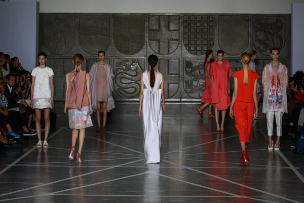 Modellen lopen de catwalk tijdens de show Mila Schon — Stockfoto