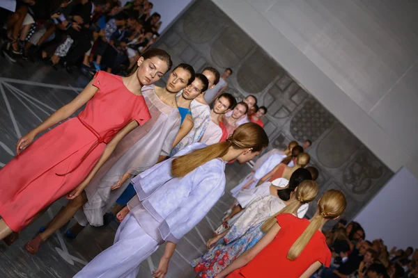 Modelos caminham no final da pista durante o show de Mila Schon — Fotografia de Stock