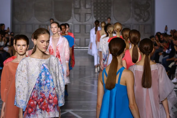 Modellek séta a kifutón finálé közben a Mila Schon Térkép — Stock Fotó
