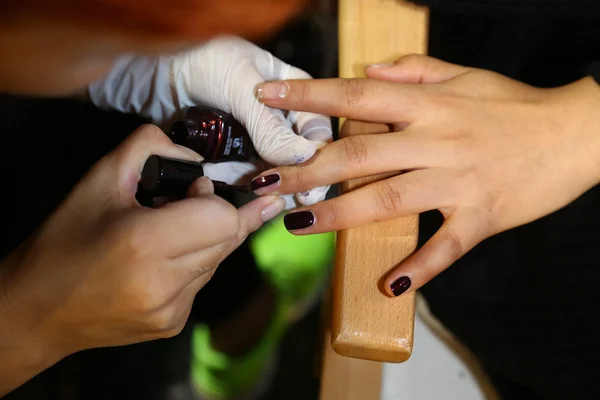 Modelo se prepara nos bastidores antes do desfile de moda Genny — Fotografia de Stock