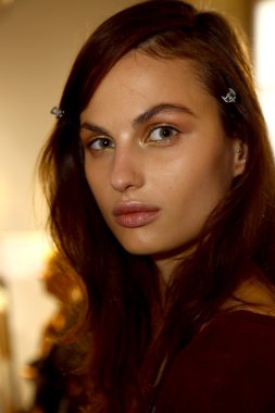 Jeneratörü defile önce sahne arkasında poz model