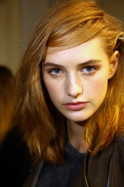 Jeneratörü defile önce sahne arkasında poz model