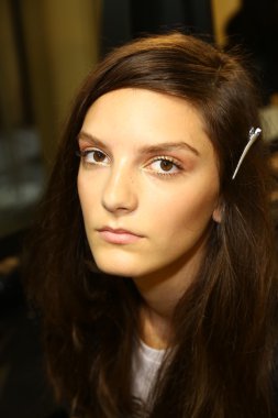 Jeneratörü defile önce sahne arkasında poz model