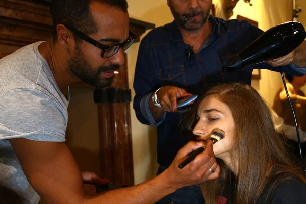 Modelo se prepara nos bastidores antes do desfile de moda Genny — Fotografia de Stock