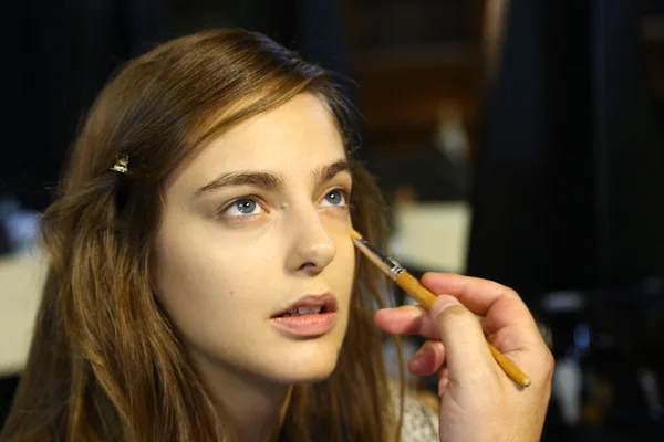 Model gets ready backstage before the Genny fashion show — Stock Photo, Image